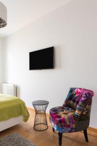格丁尼亚Villa Balladyna的一间房间,墙上有椅子和电视