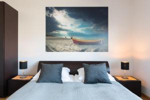 格丁尼亚Villa Balladyna的一间卧室,配有一张床和一幅小船画