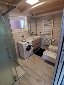 赫拉弗多纳GM HOUSE的一间带洗衣机和水槽的浴室