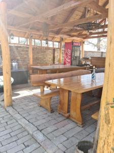 KopačevoOPG DIJANA的庭院设有木制野餐桌和饮料机