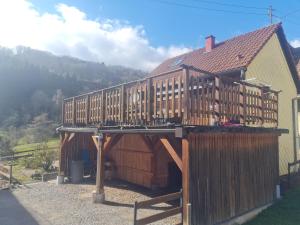 SoultzerenLe Chalet du Tanet spa sauna terrasse en Alsace的一座木结构建筑,上面有火车