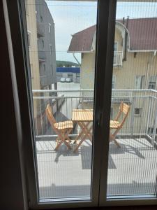 UbLovely one bedroom apartment的阳台配有桌椅,享有风景。