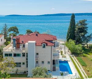 卡什泰拉Hotel Riva Kaštela with swimming pool的享有带游泳池的房屋的空中景致