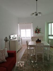 蒙塔吉尔Alojamento Justo - vila de Montargil的客厅配有桌子和红色沙发