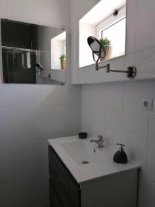 蒙塔吉尔Alojamento Justo - vila de Montargil的一间带水槽和镜子的浴室