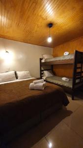特木科Hostal Las Heras的一间卧室配有两张双层床。
