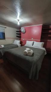 特木科Hostal Las Heras的酒店客房,配有两张带毛巾的床