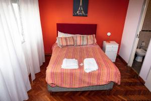 布宜诺斯艾利斯Palermo 2的一间卧室配有一张床,上面有两条毛巾