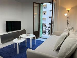 蒙特卡罗Monaco quartier Monte Carlo magnifique 2 pièces的带沙发和电视的客厅