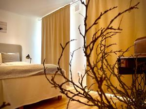 特雷勒堡Trelleborg Central Vila的前景卧室,带一张床和植物