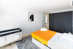 Saint-AntoineMont des Olives - Cap D'ail- app6的一间卧室配有一张带橙色毯子的大床