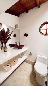 托卢Alquiler casa en la playa, Tolu的浴室配有白色卫生间和盥洗盆。