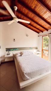 托卢Alquiler casa en la playa, Tolu的一间卧室配有一张床和吊扇