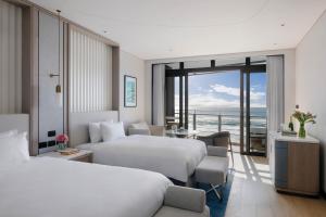 黄金海岸The Langham, Gold Coast and Jewel Residences的酒店客房设有两张床,享有海景。