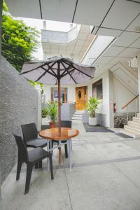 阿约拉港帕丽斯加拉帕戈斯酒店的庭院配有桌椅和遮阳伞。