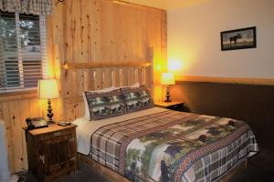 大熊湖Fireside Lodge的一间卧室配有一张木墙床