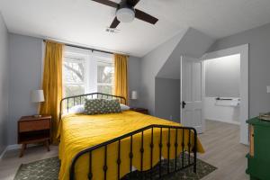 西拉法叶SAND HILL COTTAGE 3 Bedroom Home near PURDUE! River & Park View的一间卧室配有一张黄色毯子床