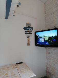 勒卡特Port-Leucate La Grande Bleue的挂在墙上的平面电视