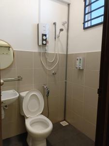 波德申Reco Villa Private Pool 4 Bedrooms@ Taman Mayung Teluk Kemang Port Dickson的带淋浴、卫生间和盥洗盆的浴室