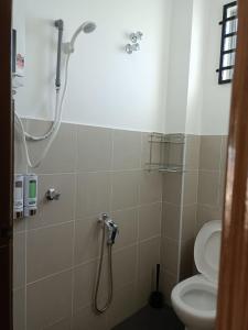 波德申Reco Villa Private Pool 4 Bedrooms@ Taman Mayung Teluk Kemang Port Dickson的带淋浴和卫生间的浴室