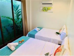 长滩岛长滩岛东方海滩酒店的酒店客房设有两张床和窗户。
