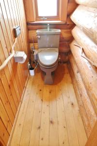 Futoログキャビン伊豆高原的小木屋内带卫生间的浴室