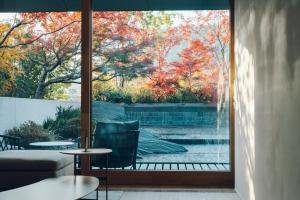 京都MUNI KYOTO by Onko Chishin的客房设有窗户,享有喷泉的景色
