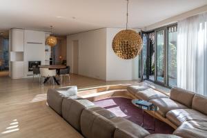 柏林Luxury Apartment Berlin Mitte的客厅配有沙发和桌子