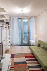 柏林Luxury Apartment Berlin Mitte的带沙发和大窗户的客厅