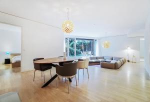 柏林Luxury Apartment Berlin Mitte的用餐室以及带桌椅的起居室。