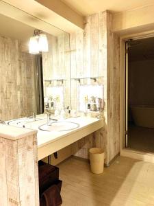 名古屋premium resort nagoya的一间带两个盥洗盆和大镜子的浴室