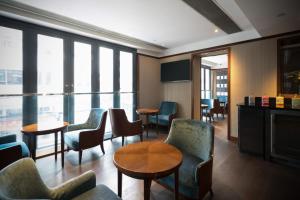 香港維园118酒店的一间设有桌椅和窗户的等候室
