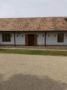 PusztaszemesPusztaszemes Vendéghaz的白色房子,有棕色的屋顶
