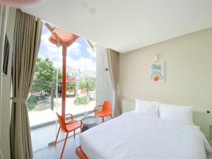 大叻RAON Bazan Hotel - STAY 24H的一间卧室设有一张床和一个大窗户