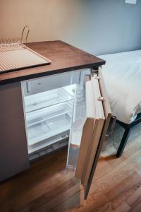 乌普萨拉Botanika Uppsala的开放式冰箱,配有木制台面