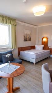 施滕达尔乌英格林格托尔酒店的酒店客房设有一张大床和一张桌子。