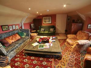 格拉斯顿伯里The Covenstead的客厅配有两张沙发和一张咖啡桌