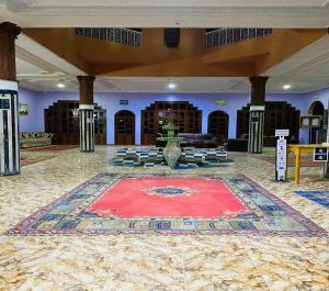 扎古拉普尔勒杜达酒店的大房间,地板上有一个大地毯