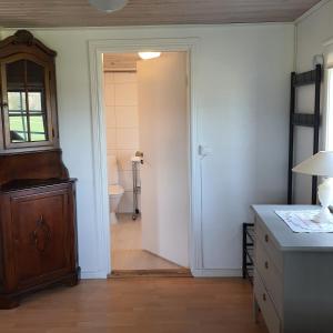 HammarTorpet Gårdsvägen的走廊上设有通往浴室的门