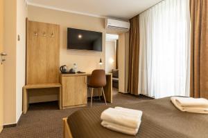 罗兹波什酒店的酒店客房配有两张床和一张书桌