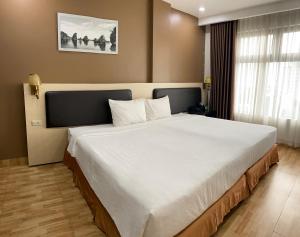 下龙湾Bảo Hân 2 Hotel的卧室配有一张白色大床