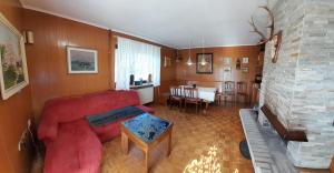 Gornja BistricaCountry House Aleš的客厅配有红色的沙发和桌子