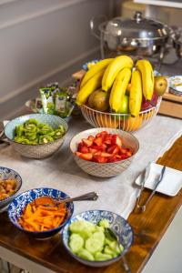 罗马十五钥匙酒店的桌上放着一碗水果和蔬菜