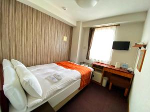 东京东京浅草桥网络酒店的配有一张床和一张书桌的酒店客房