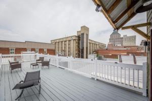 格林斯伯勒The Elm Street Suite - Top Floor Downtown Greensboro - Close to Major Attractions的相册照片