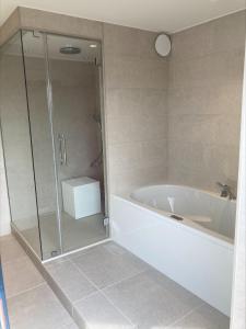 阿尔斯特Keizershof Hotel Aalst的浴室配有白色浴缸和淋浴。