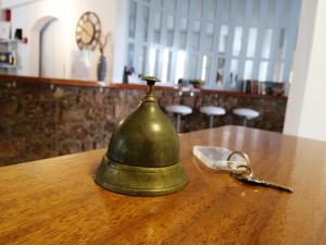 斯派赛斯七岛酒店的木桌上的绿铃,带一双手 ⁇ 