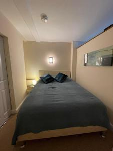麦克尔斯菲尔德Flat 1 Chestergate的一间卧室配有一张大床和两个枕头