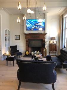 伊普尔St-Georges IV的客厅设有壁炉和电视。