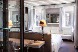 威尼斯Palazzina Grassi的酒店客房,配有床和镜子